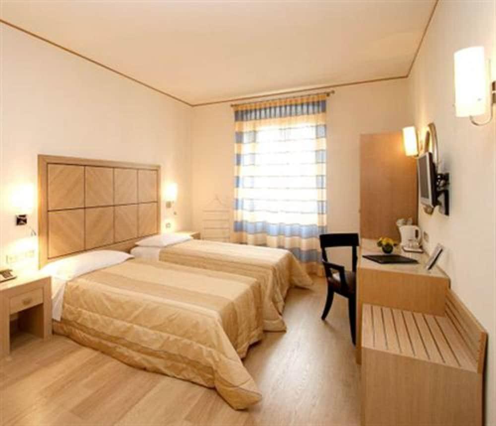Hotel Roma Trieste Luaran gambar